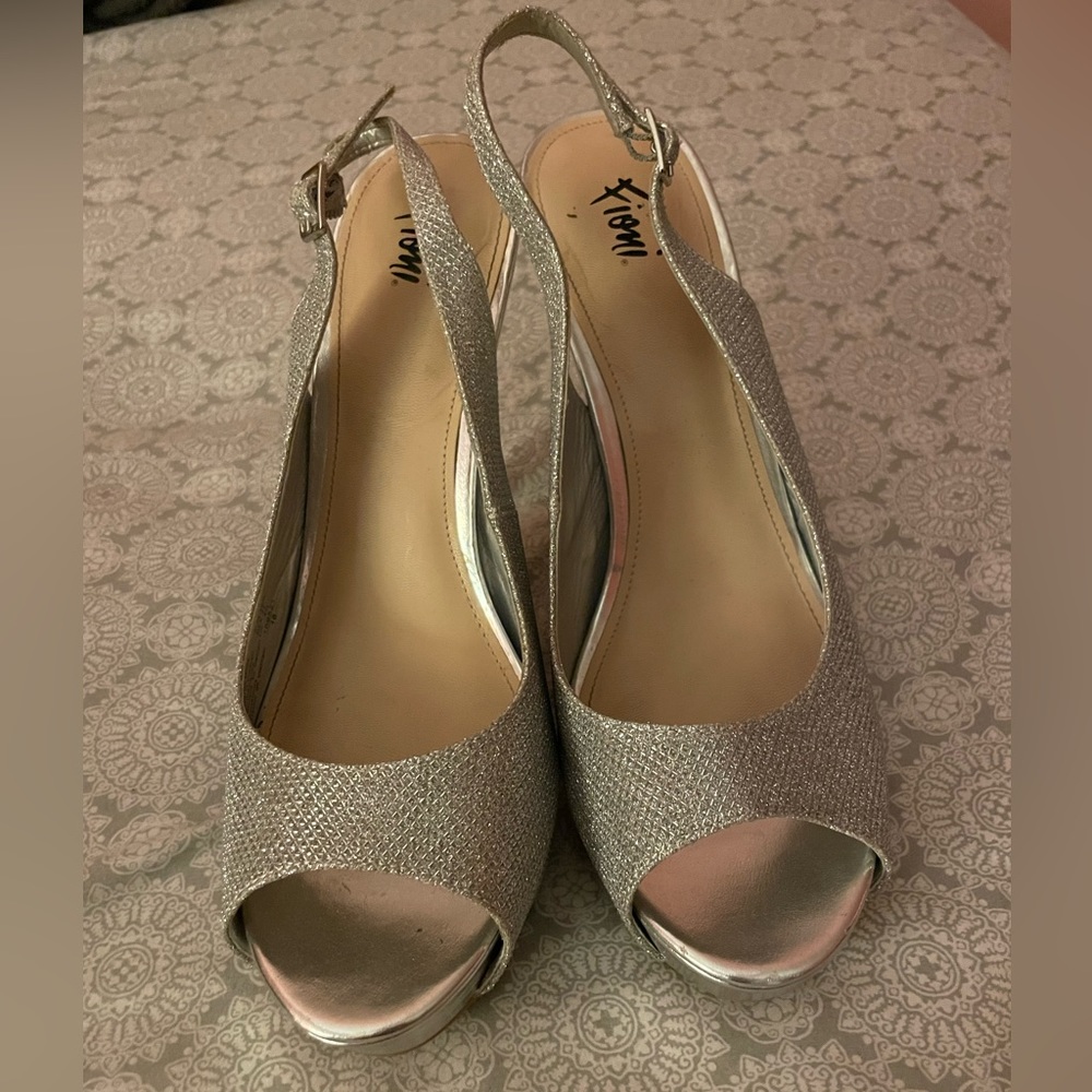 Silver heels - Picture 3 of 4